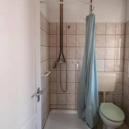 Koberc Panzio, Udulohazak Es Etterem * Bozsva