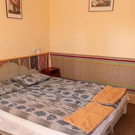 Koberc Panzio, Udulohazak Es Etterem * Bozsva