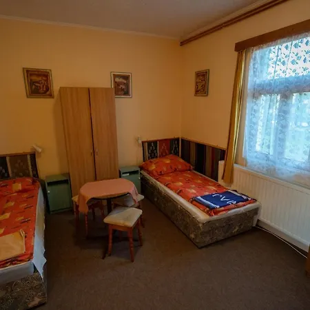 Koberc Panzio, Udulohazak Es Etterem *