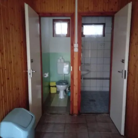 Koberc Panzio, Udulohazak Es Etterem *