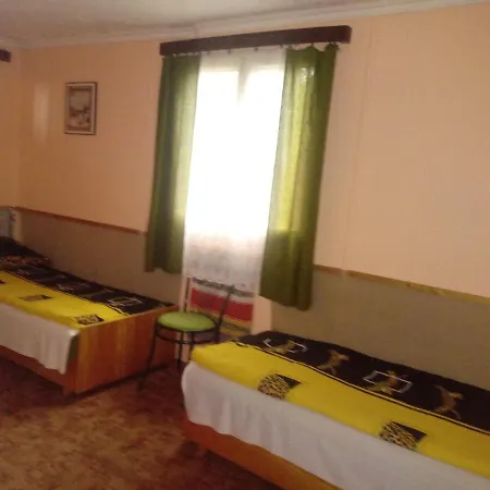 Koberc Panzio, Udulohazak Es Etterem *