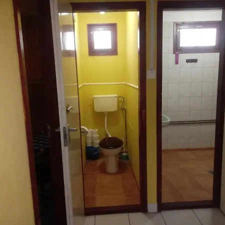 Koberc Panzio, Udulohazak Es Etterem Bozsva
